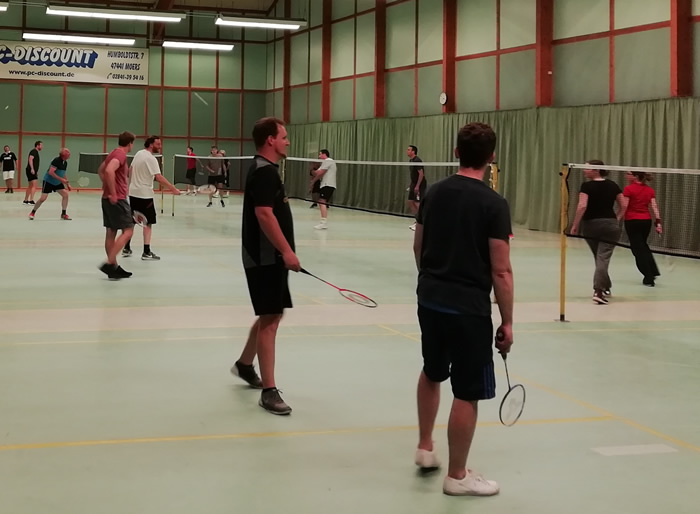 Badminton Spiel in der Halle